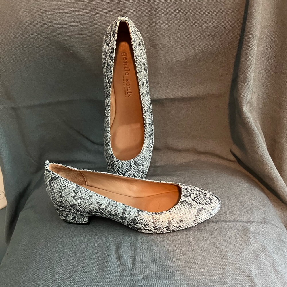 Gentle Souls white and Black Mock Snakeskin leather size 8